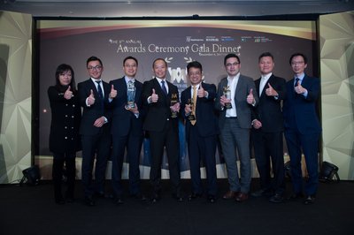 安達人壽香港總裁何榮典（左四）及高級管理層於頒獎典禮上領取《指標》財富管理大獎。