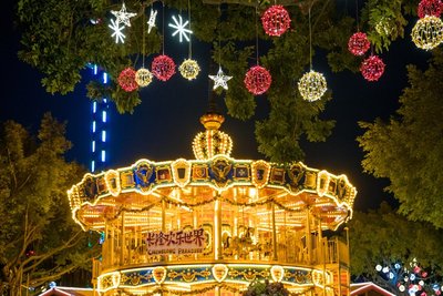 广州长隆欢乐世界开启“舞动流光”欢乐圣诞节。