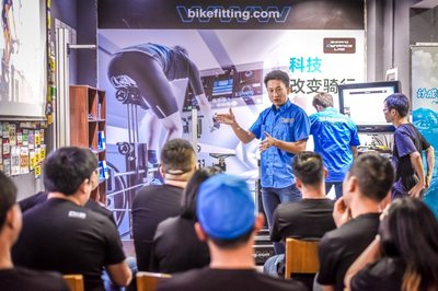 “中国环法第一人”、前职业自行车车手计成向学员们讲解、分析、示范骑行运动要点
