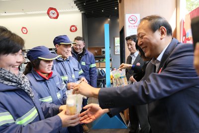 上海市53,000多名环卫工人收到全家便利店爱心早餐