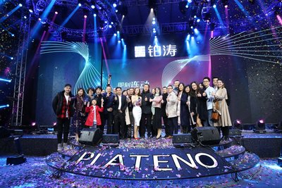 Plateno Group CEO, Alex Zheng taking picture together with event participants.