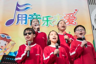 中外音乐家与上海盲童和外来务工者子女在音乐中共迎圣诞