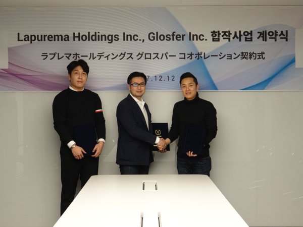 Taewon Kim, CEO & CTO of GLOSFER, and Masakaju utsunomiya, CEO of Lapurema Holding, singing the contract of joint-business for cryptocurrency exchange.