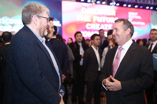 (左起) Sublime聯合創辦人及首席運營總監Chris Bryson與英國國際貿易大臣霍理林（照片來源：2018英國創新科技節）