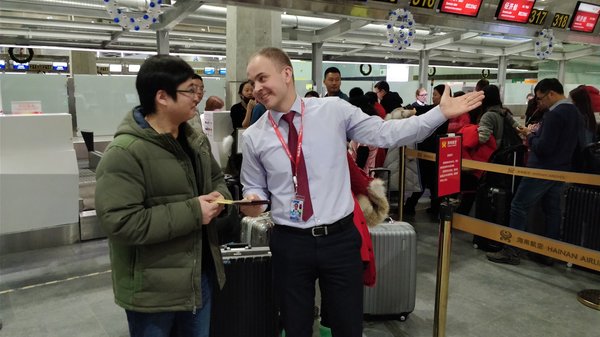 今年海航“送爱回家”活动的第一位受助人杨晓宇（化名）乘坐海南航空HU7966次航班从圣彼得堡抵达北京