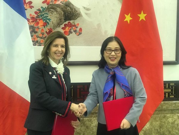 索迪斯集团董事会主席苏菲-白龙（Sophie BELLON）与华为董事长孙亚芳签署全球合作协议
