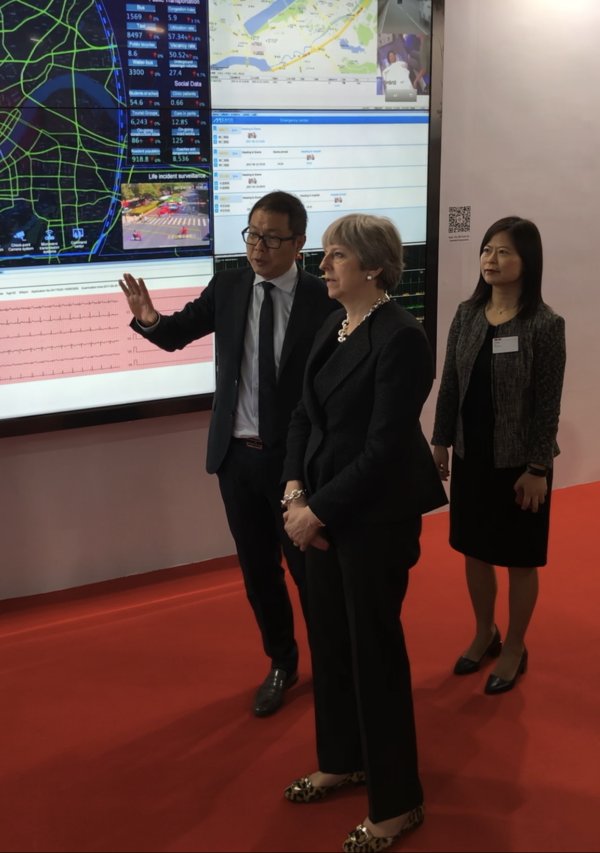 英国首相特雷莎·梅参观阿斯利康创新展台