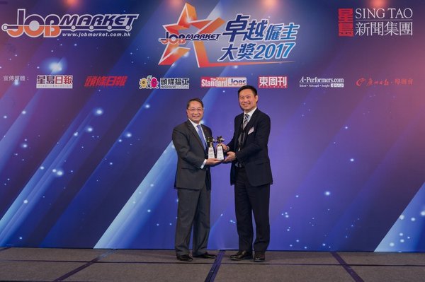 Mr. Derek Wu (left), Executive Vice President - Global Human Resources of Lee Kum Kee received the “Employer of Choice Award 2017” from JobMarket.