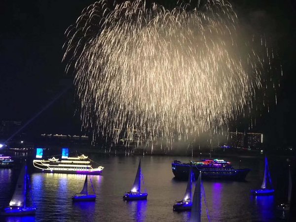 2018年央視狗年春晚分會場之一的海南三亞鳳凰島國際郵輪港的夜空中，綻放起漫天的煙花