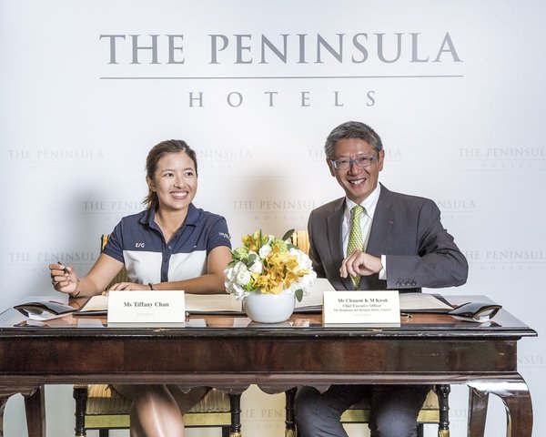 香港上海大酒店行政總裁郭敬文先生（右）與陳芷澄小姐（左）於香港半島酒店（攝影師﹕Chris Lusher）