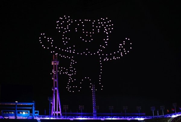 在2018年平昌冬奥会的闭幕式彩排中，英特尔Shooting Star无人机在空中组成了官方奥运吉祥物Soohorang图案。英特尔为2018年2月9日在韩国开幕的本届冬奥会提供了无人机技术支持。 （图片来源：Getty Images）
