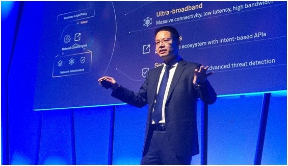 Kevin Hu, President of Huawei Network Product Line, launches Huawei's Intent-Driven Network solution