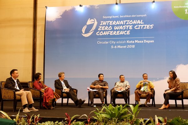 Bandung Regent, Dadang M. Nasser; Mayor of Cimahi, Ajay M. Priatna; and Assistant Governor of Economy and Development of Banjarmasin City, Hamdi bin Amak Hasan - discussed about plastic bag reduction at IZWCC dated March 5, 2018 at Hotel Papandayan, Bandung.