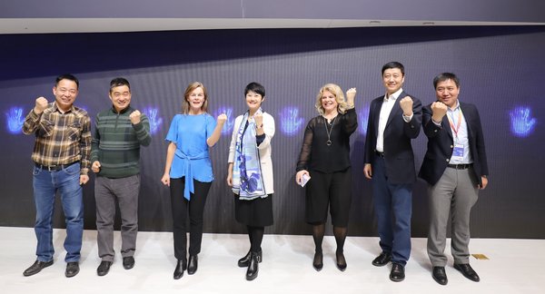 Blueair全球首席营销官Annika Waller女士（左三）、中国区总经理Maggie Chan陈冰女士（左四）、全球首席产品官Karin Kruse女士（右三）及经销商代表出席活动