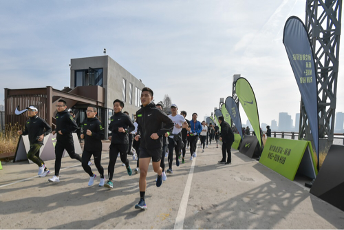 Nike+ Run Club线下活动在耐克跑者驿站-杨浦开展，跑者在专业教练和配速员的指导下进行5KM跑步训练