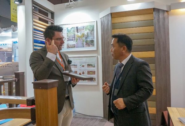 Anywood CEO Cheol-Hwan Lim (right) is consulting a buyer (left)