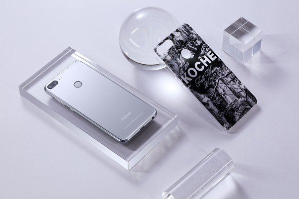 Honor 9 Lite (Glacier Gray) dengan casing ponsel pintar karya rancangan KOCHÉ.