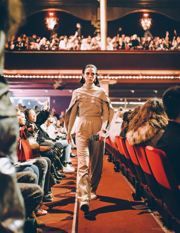 Honor 9 Lite memperkaya gaya dalam ajang Paris Fall/Winter Fashion Week.