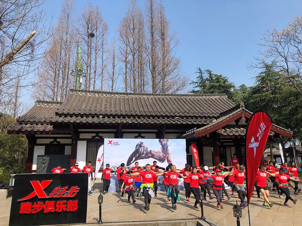 南京玄武湖XCR训练营，专业教练带领跑者进行热身活动