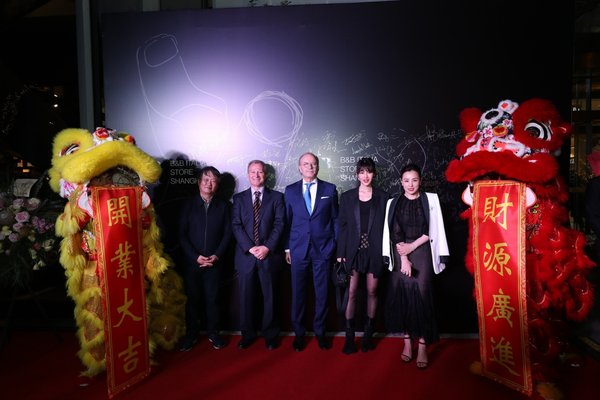 从左至右：日本设计师深泽直人、意大利驻沪总领事Stefano Beltrame、B&B Italia全球总裁Girogio Busnelli、影星陈燃、AREA LIVING创始人Vivian Zhu
