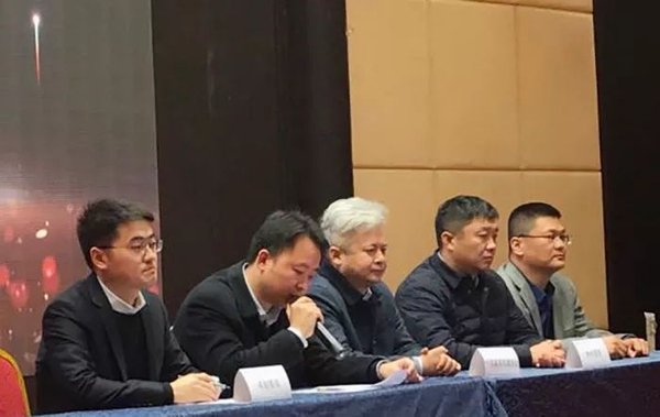 神州姜窖集团总经理张珂（左二）介绍公司发展情况及指数应用计划