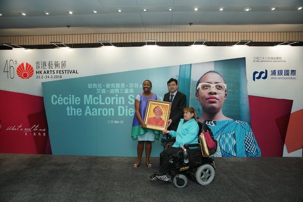 Management of SPDB International Holdings Limited, exchanged gifts with the artist Ms. Cecile McLorin Salvant after her Festival performance on 22nd March. The Gift from SPDB International is a portrait of Ms. Cecile McLorin Salvant painted by Ms. Sandy Chan of Hong Kong Rehabilitation Power, a non-profit and charitable rehabilitation organization in Hong Kong. The gift represents the perseverance and positive attitude of Ms. Chan.