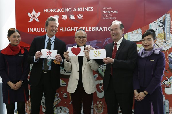 (左二起) 旧金山国际机场公共事务专员Doug Yakel先生 、香港航空首席品牌官刘江先生、旧金山市长办公室国际商贸总监Mark Chandler先生