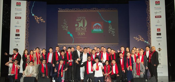 由圣培露和巴娜（S.Pellegrino & Acqua Panna）赞助、于澳门永利皇宫举办的第六届 “亚洲50 最佳餐厅”颁奖典礼完满结束，一众获奖的厨师在台上合照。
