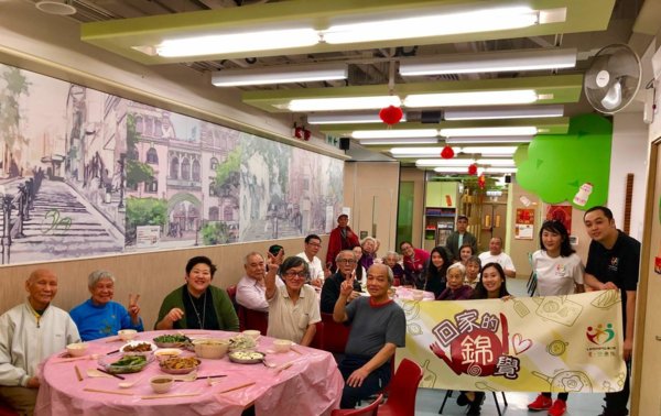LKKHPG義工隊與香港聖雅各福群會組織了不同的關懷長者活動。