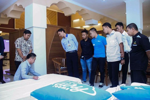 Kegiatan Airy Academy di Bandung - Roleplay Making Bed