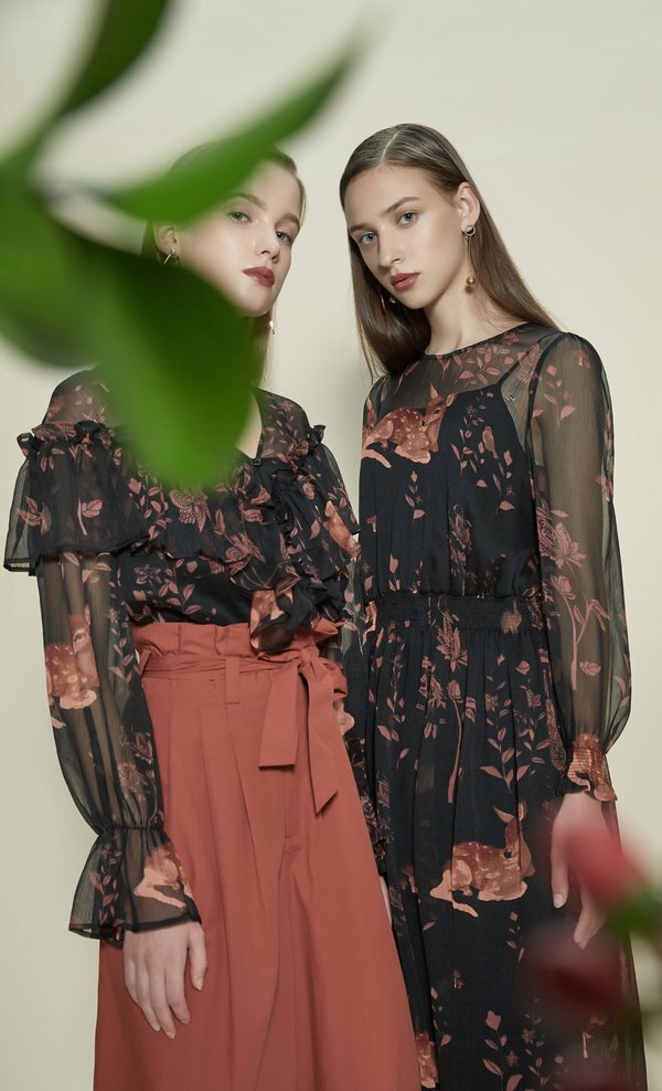 艾莱依2018春夏自主研发的“小鹿”花型小衫及连衣裙