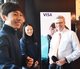 Visa公司首席执行官艾克礼先生（右）与“Visa之队”2018平昌冬奥会的中国运动员韩天宇（左）、蔡雪桐（中）在北京亲切会面。两位中国冬奥运动员与艾克礼先生分享了他们在奥运赛场和职业生涯中的趣闻轶事，艾克礼先生也向他们介绍了Visa专为运动员量身定制的金融教育计划，并鼓励两位年轻运动员通过掌握金融知识不断提升金融素养（图片提供：北京晚报摄影记者阎彤）