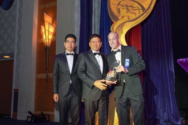 长隆集团苏志刚董事长（中）上台领取TEA颁发给长隆的第三座奖杯。