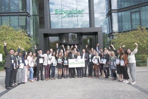 2017年施耐德电气绿色能效全球创新案例挑战赛决赛团队在施耐德电气总部（吕埃-玛尔梅松）