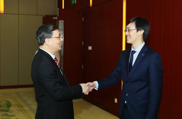 广州市委常委、常务副市长陈志英（左）会见青云QingCloud运营副总裁林源（右）