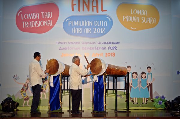Drum beating by Indonesian Minister of Public Works and Housing, Basuki Hadimuljono and Directorate General Water Resources, Imam Santoso, to open the event.