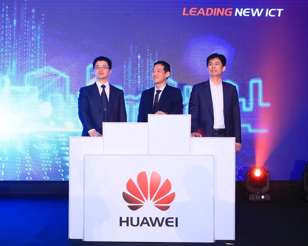 L-R: Mark Wu, Chief Technology Officer of IP Solution, Huawei Enterprise Networking Marketing and Solution; Patrick Low, Chief Technology Officer, Huawei Enterprise Data Center Solutions; Chu Xin, Vice President, Huawei Network Energy Product Line