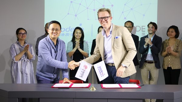 索迪斯工商企业事业部中国区总监马博闻（右）与XNode创始人及首席执行官周炜（左）签订协议
