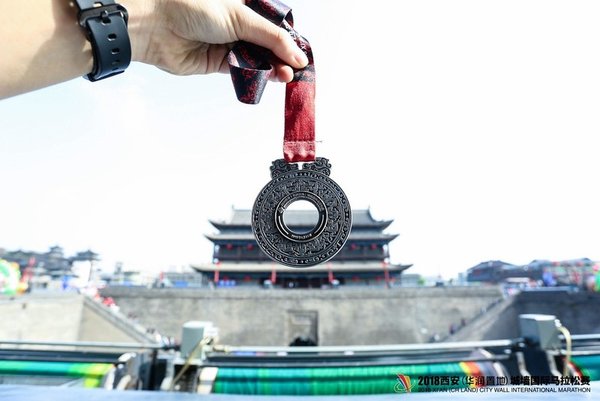 2018西安國際馬拉松獎牌以西漢璧玉為造型，彰顯文化底蘊。