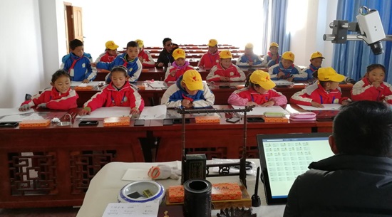 西藏那曲嘉黎县小学的同学们使用华文众合数字书法教室