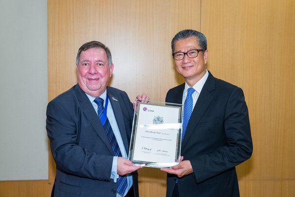 CIMA英国皇家特许管理会计师公会会长David Stanford先生向陈茂波先生颁发荣誉资深特许管理会计师（HonFCMA）证书。