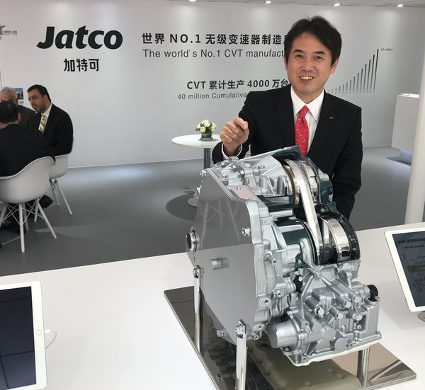 加特可的中塚社长介绍首次公开的中型混合动力车用变速器的概念机型