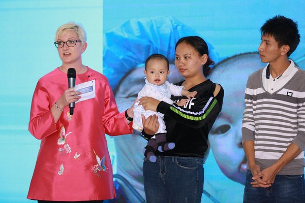 和睦家医疗上海地区总经理Heather Smith女士向来宾介绍患儿情况