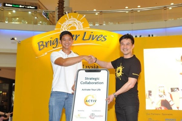 Mr Raymond Lew, CEO & President / Country Head of Sun Life Malaysia (right) working hand-in-hand with Dato’ Chevy Beh, Founder of BookDoc, to help Malaysians #LiveHealthierLives with SunActiv.