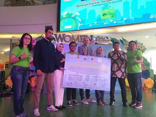 Super Indo, GIDKP, KLHK, Dinas Lingkungan Hidup Provinsi DKI Jakarta, dan pasangan selebriti Dallas Pratama dan Kadhita Ayu menandatangani 