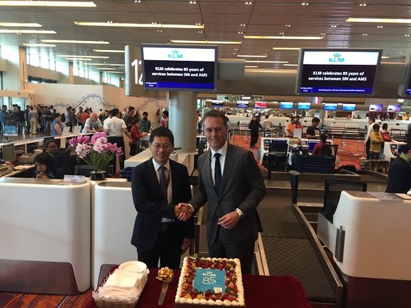 Executive Vice President Changi Airport Management, Mr. Tan Lye Teck and KLM’s Chief Operating Officer, René de Groot at a cake cutting ceremony at Singapore Changi Airport to celebrate KLM’s 85 years of scheduled services to Singapore.