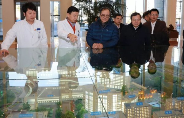 北京大学校长林建华（左三）视察北京大学国际医院
