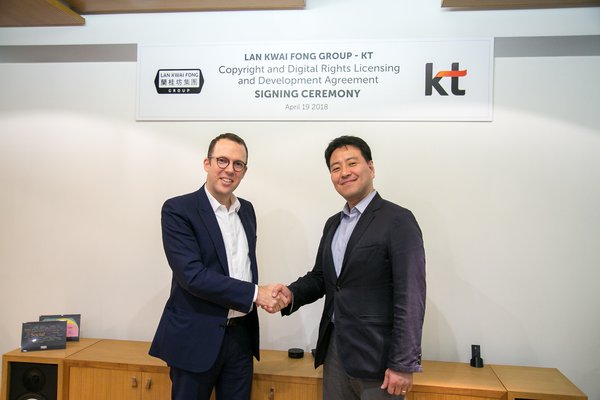蘭桂坊集團行政總裁盛凱先生﹙左﹚及KT內容平台業務發展副主席 Jeon Deajin先生﹙右﹚簽訂版權開發及授權協議。