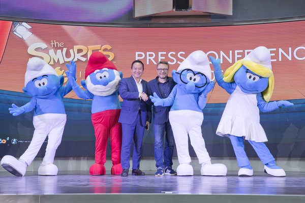 (From left to right) Mr. Kevin Tann, Vice President of Promotions & Entertainment Department of Resorts World Genting and Mr. Nick Larkin, Executive Producer for The Smurfs Live on Stage-The Smurfs Save Spring taking a group photo with Clumsy, Papa Smurf, Brainy and Smurfette.