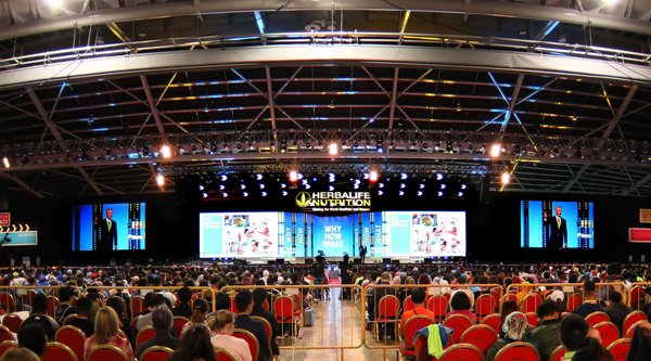 康寶萊11,000多名獨立會員參加在新加坡博覽中心舉辦的教育培訓大會，他們的共同目標是：透過幫助人們積極改變營養和生活方式，創建一個更健康更快樂的世界。